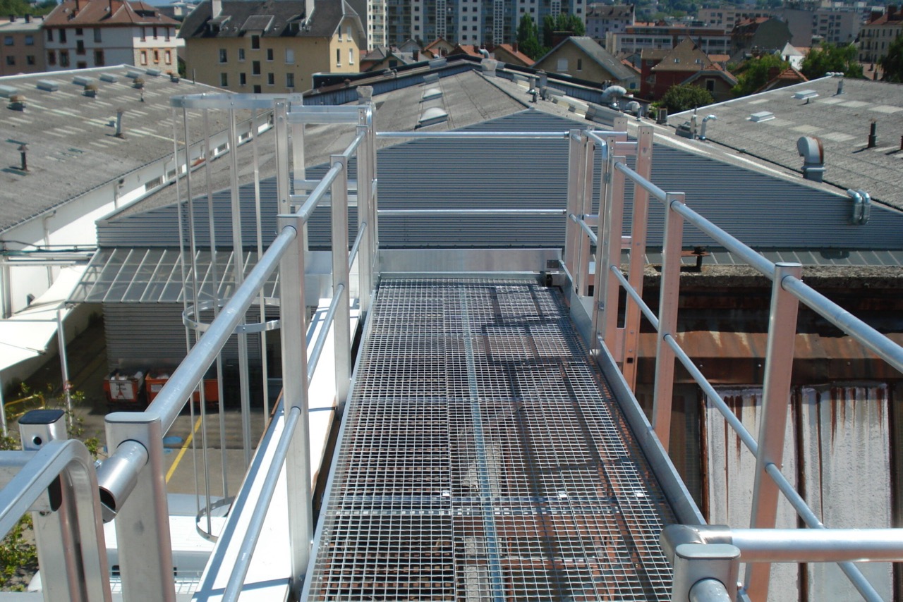Passerelle et garde du corps sur toit Passerelle et garde du corps sur toit